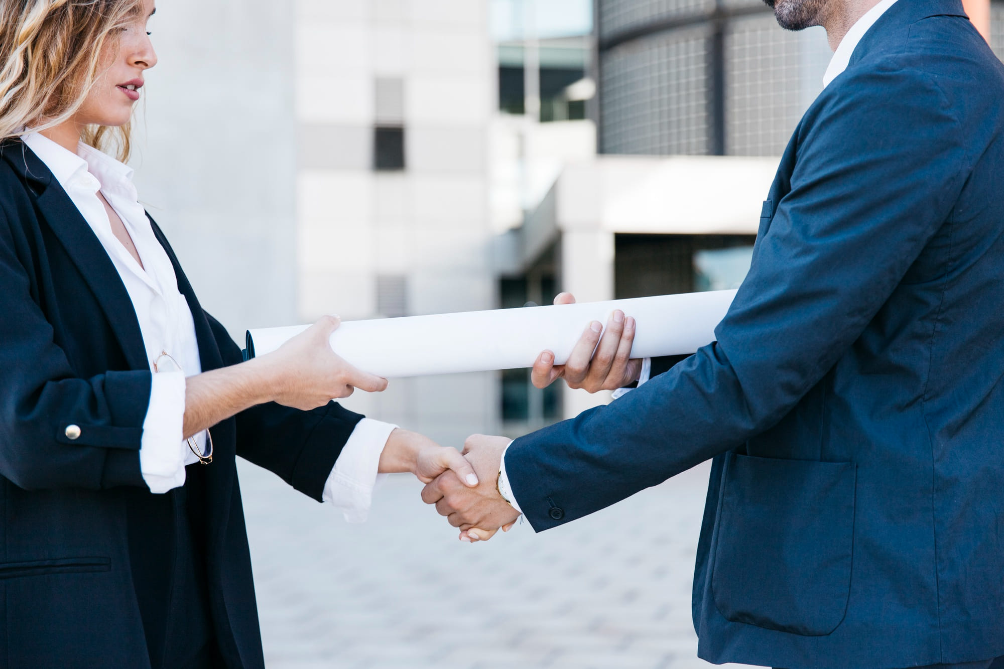 Homme et femme d'affaires se serrant la main